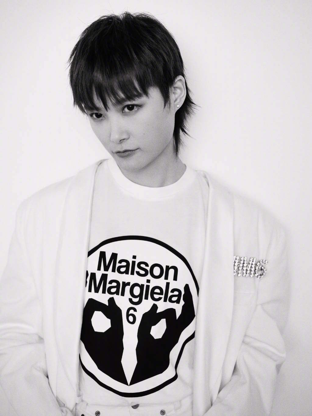 李宇春白色西服酷帅写真