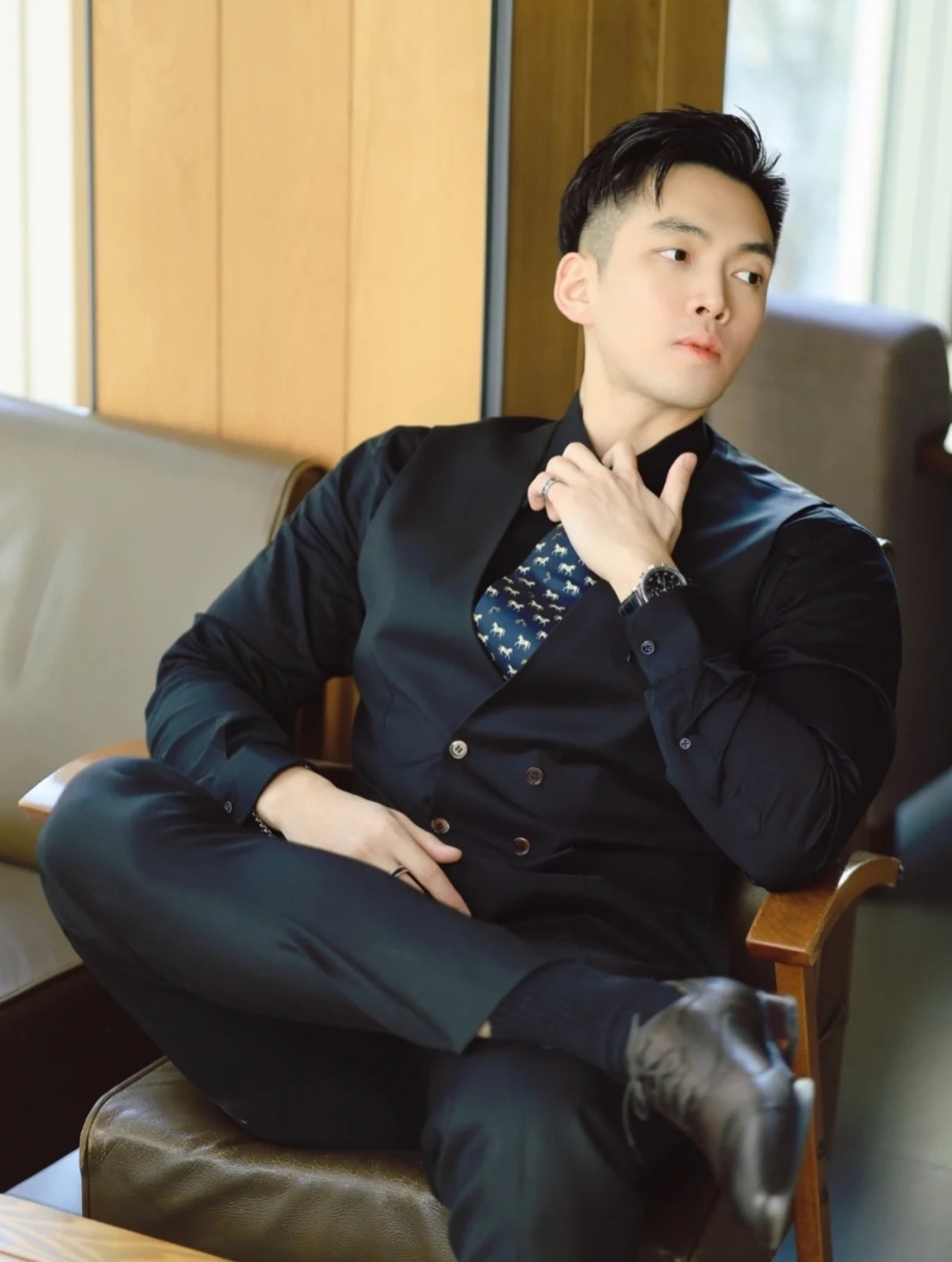 正装帅叔 叶子涵__财经头条