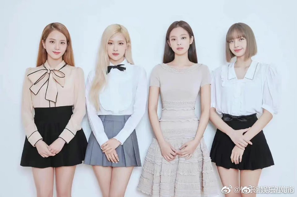 blackpink最新四人合照来啦 ,短裙搭配衬衫满满少女青春的感觉