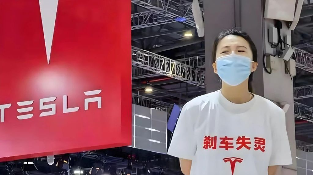 还记得2021年在上海车展上站在特斯拉车顶上穿着「刹车失灵」logo字样