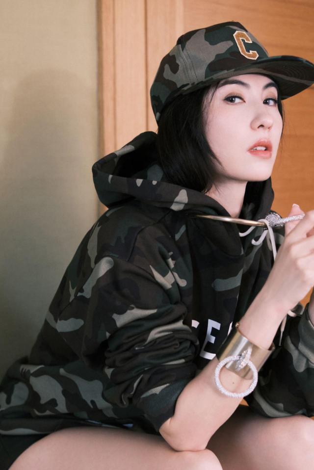 张柏芝的"原装脸"真抗老,穿迷彩卫衣配短裤,41岁仍像个小姑娘