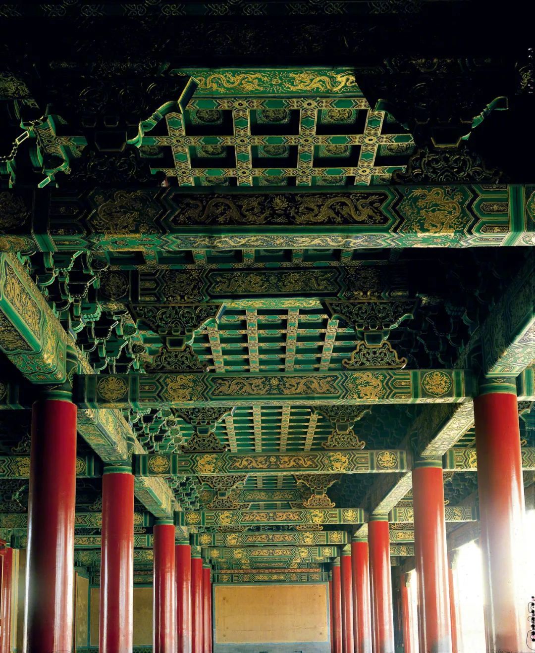 与此同时,30万张金箔从南京金箔厂运了过来,为外檐"换装";70多岁的老