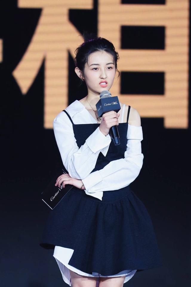 张子枫新造型，露肩衬衫配吊带裙清新甜美，却被溜肩身材拖了后腿休闲区蓝鸢梦想 - Www.slyday.coM