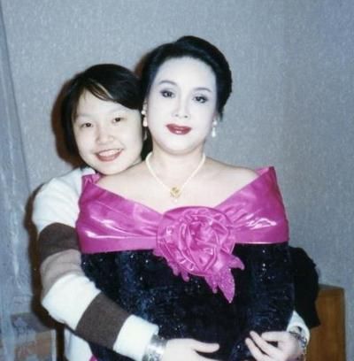 她是李谷一的女儿连续25年登上春晚离婚后52岁至今单身一人