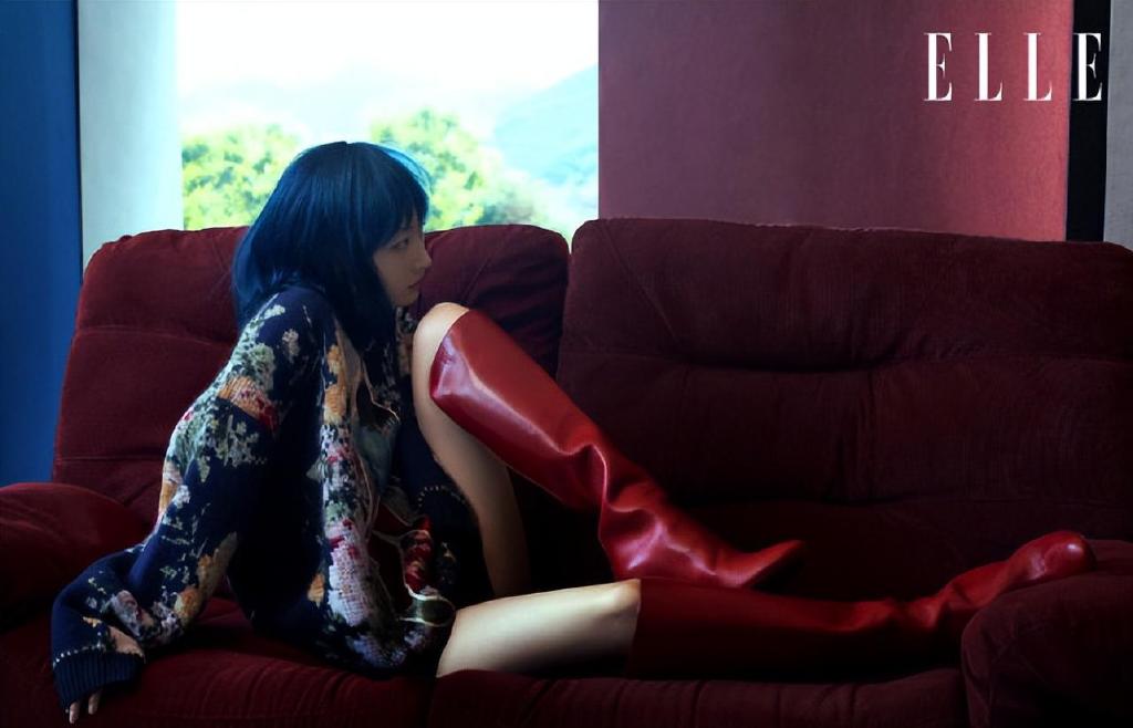 周冬雨最新封面大片,不穿上衣造型超惊艳,排骨胸纸片腰抢镜休闲区蓝鸢梦想 - Www.slyday.coM 周冬雨最新封面大片,不穿上衣造型超惊艳,排骨胸纸片腰抢镜休闲区蓝鸢梦想 - Www.slyday.coM