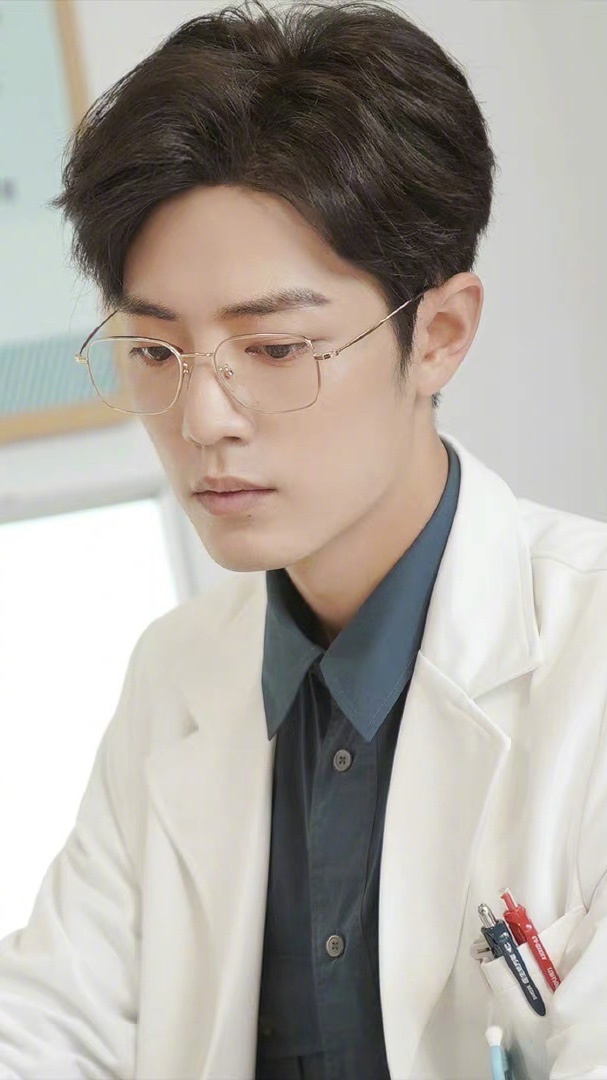尤其是顾魏戴眼镜在医院上班太好看了, 不是粉丝的我都开始犯花痴了!