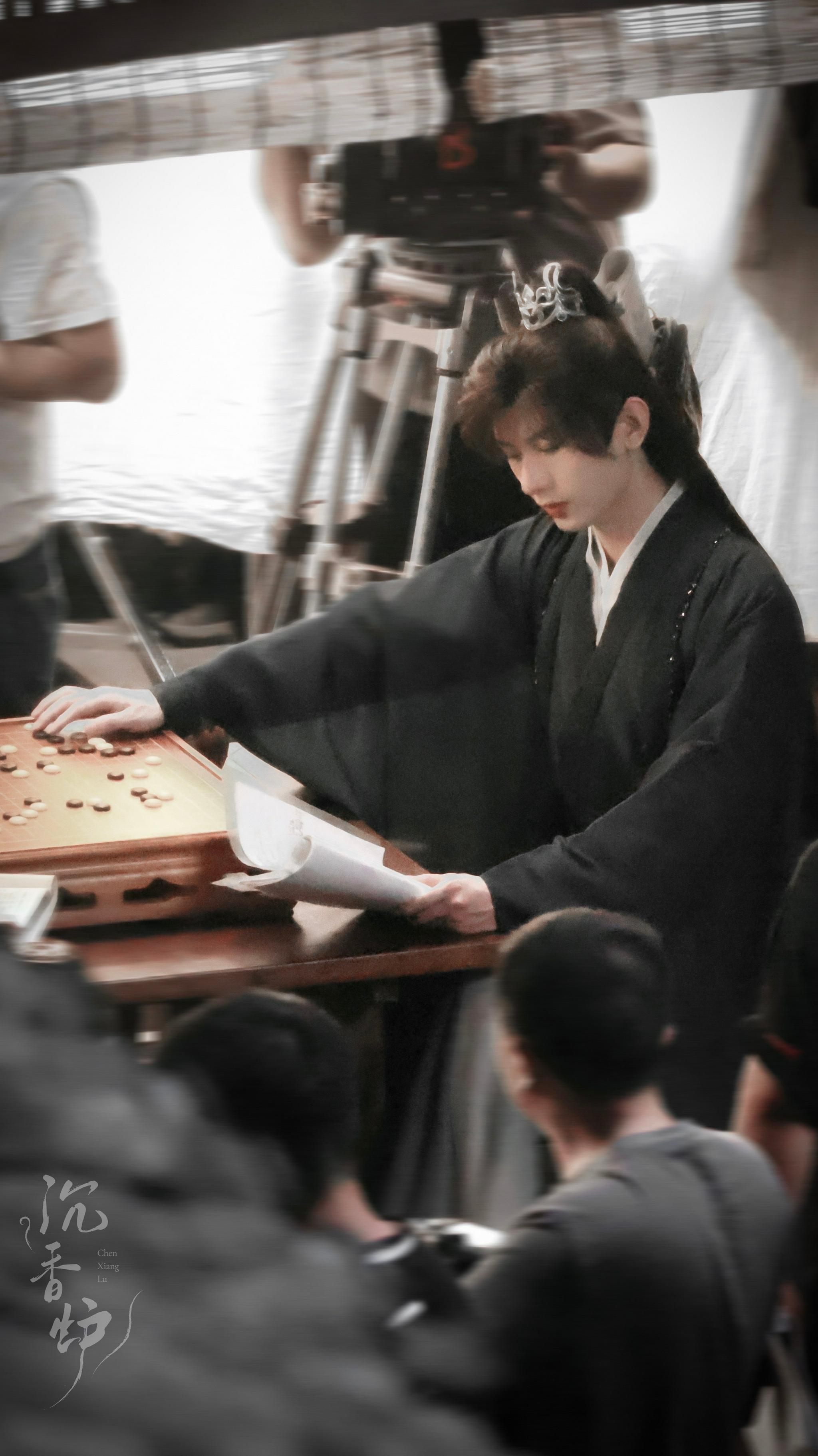 成毅沉香如屑路透饭拍 一身飘逸黑衣的俊秀公子