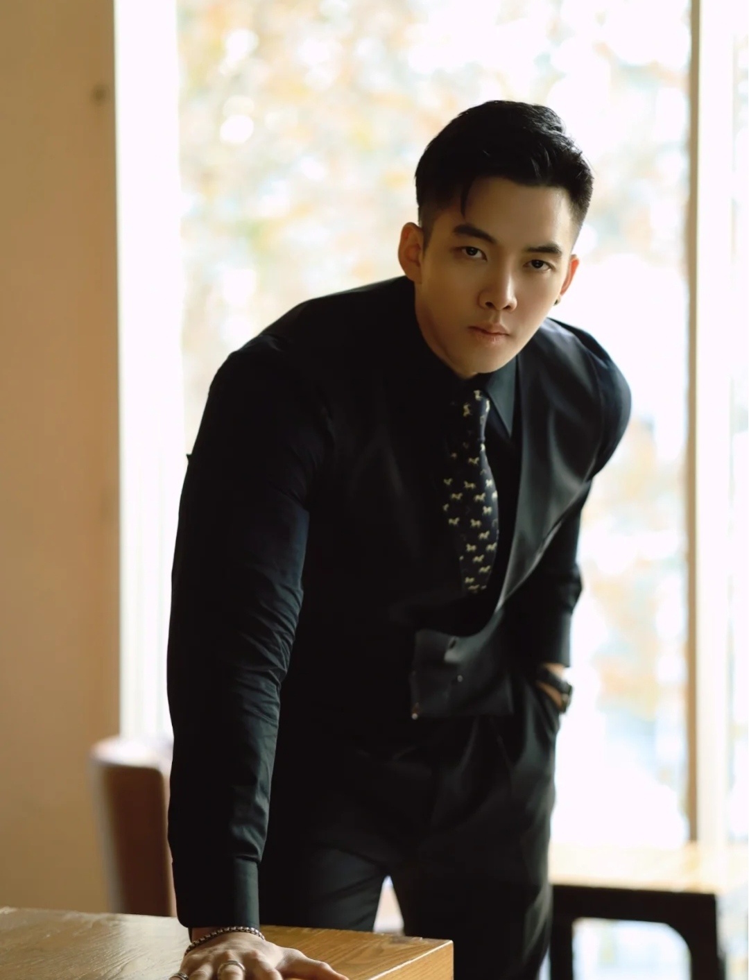 正装帅叔 叶子涵__财经头条