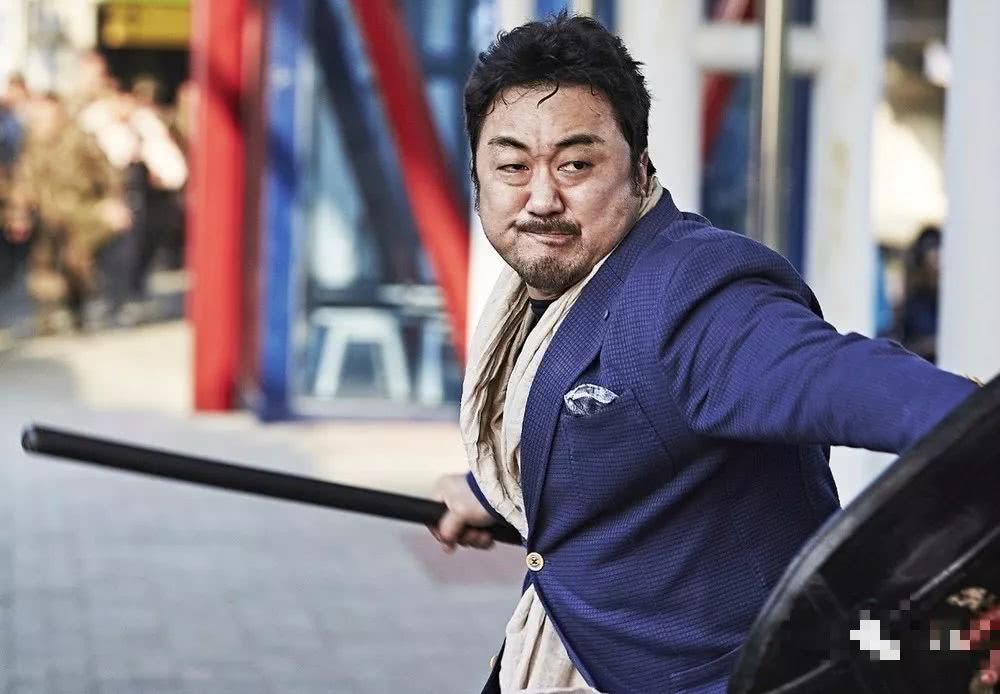 30岁火爆全网最美体育老师被49岁肌肉大叔泡走网友夺妻之仇