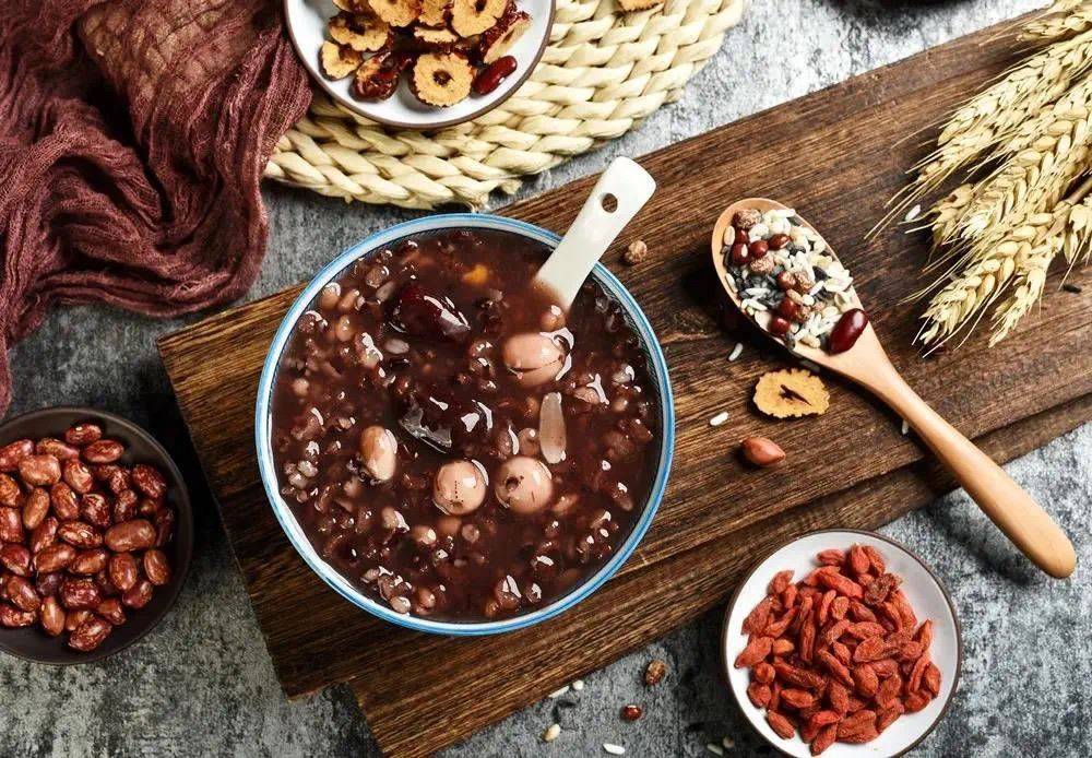 腊八粥不仅食材丰富,颜色也是五彩缤纷.