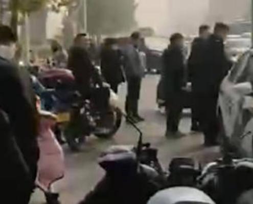 网曝执法人员当街与群众发生冲突，疑致一老人当街死亡，官方回应休闲区蓝鸢梦想 - Www.slyday.coM