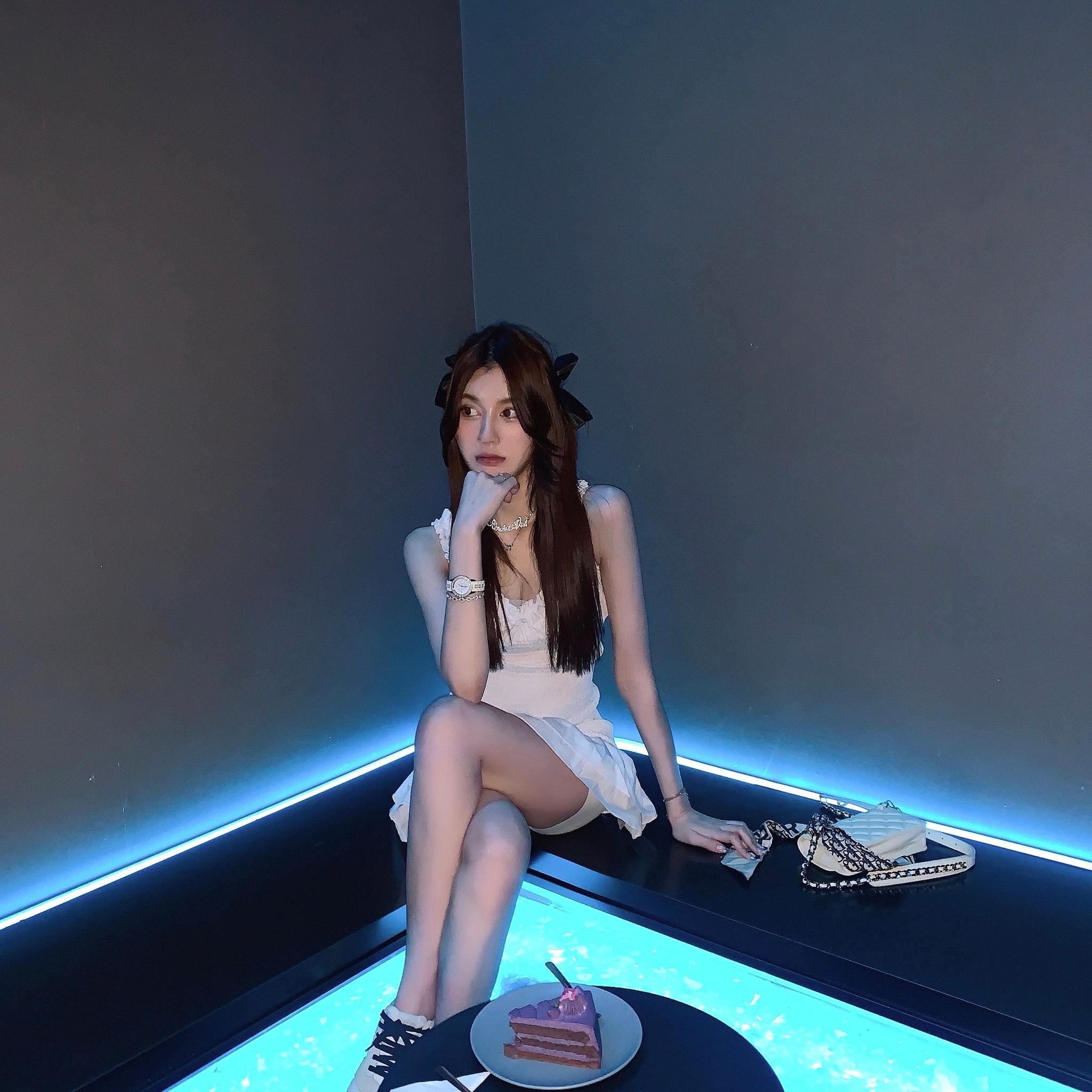 98年墨尔本大学金融生服装模特身高172 体重95 了解她会发现