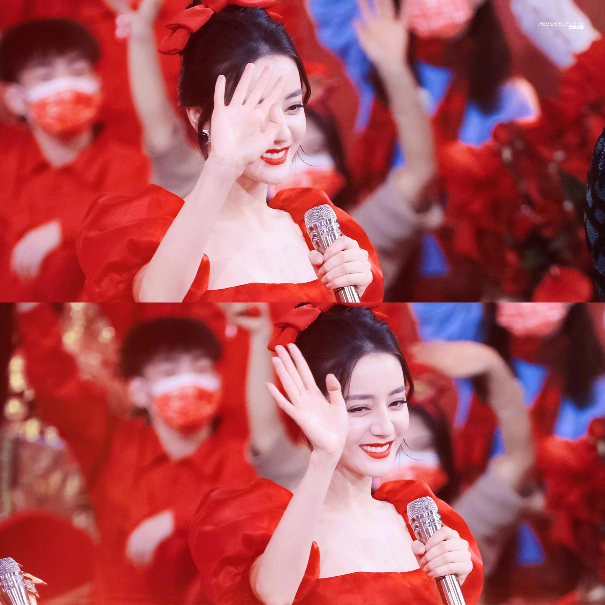 迪丽热巴这身红裙算得上新年最有年味儿的造型了吧