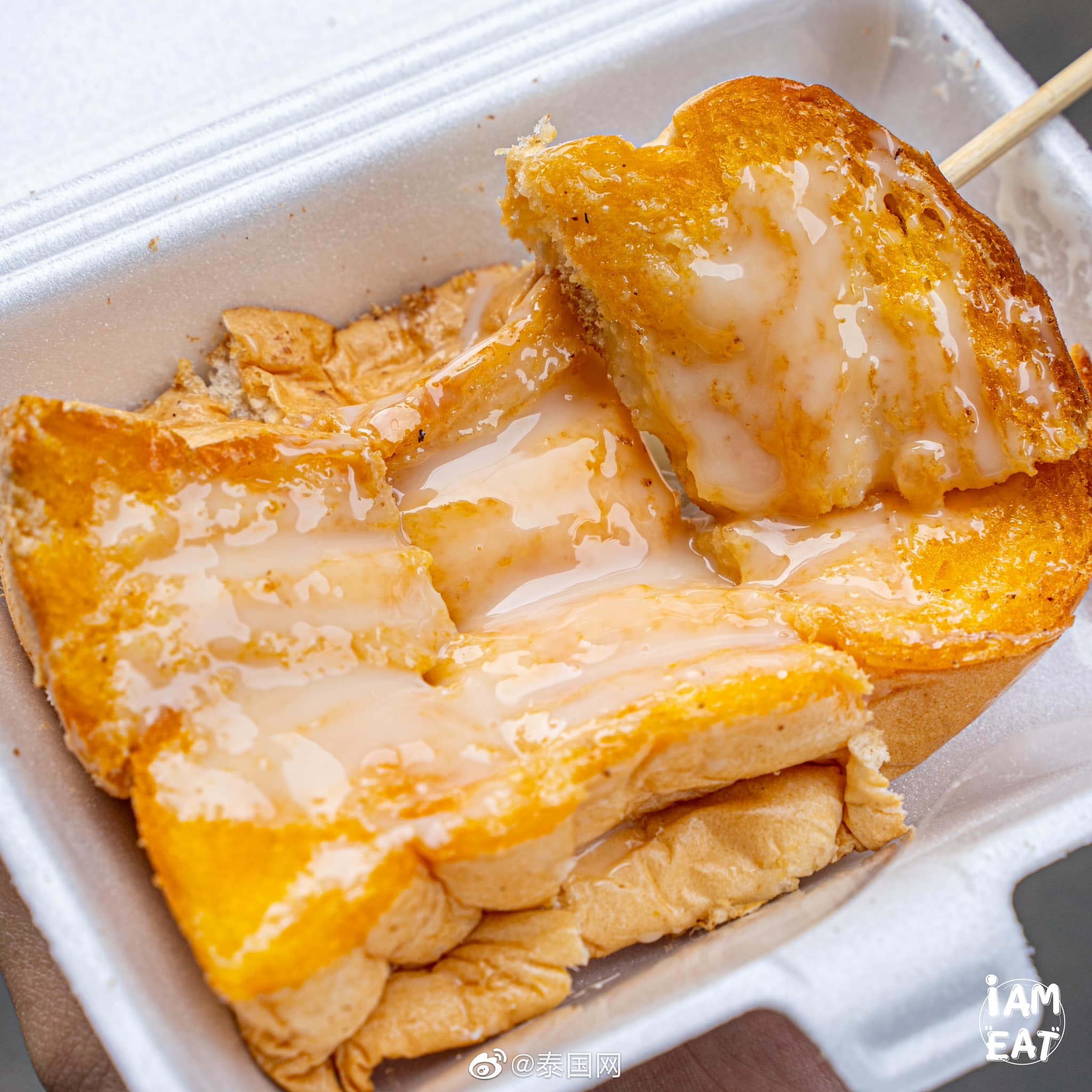 泰国街头烤面包,你喜欢吃甜的还是咸的?