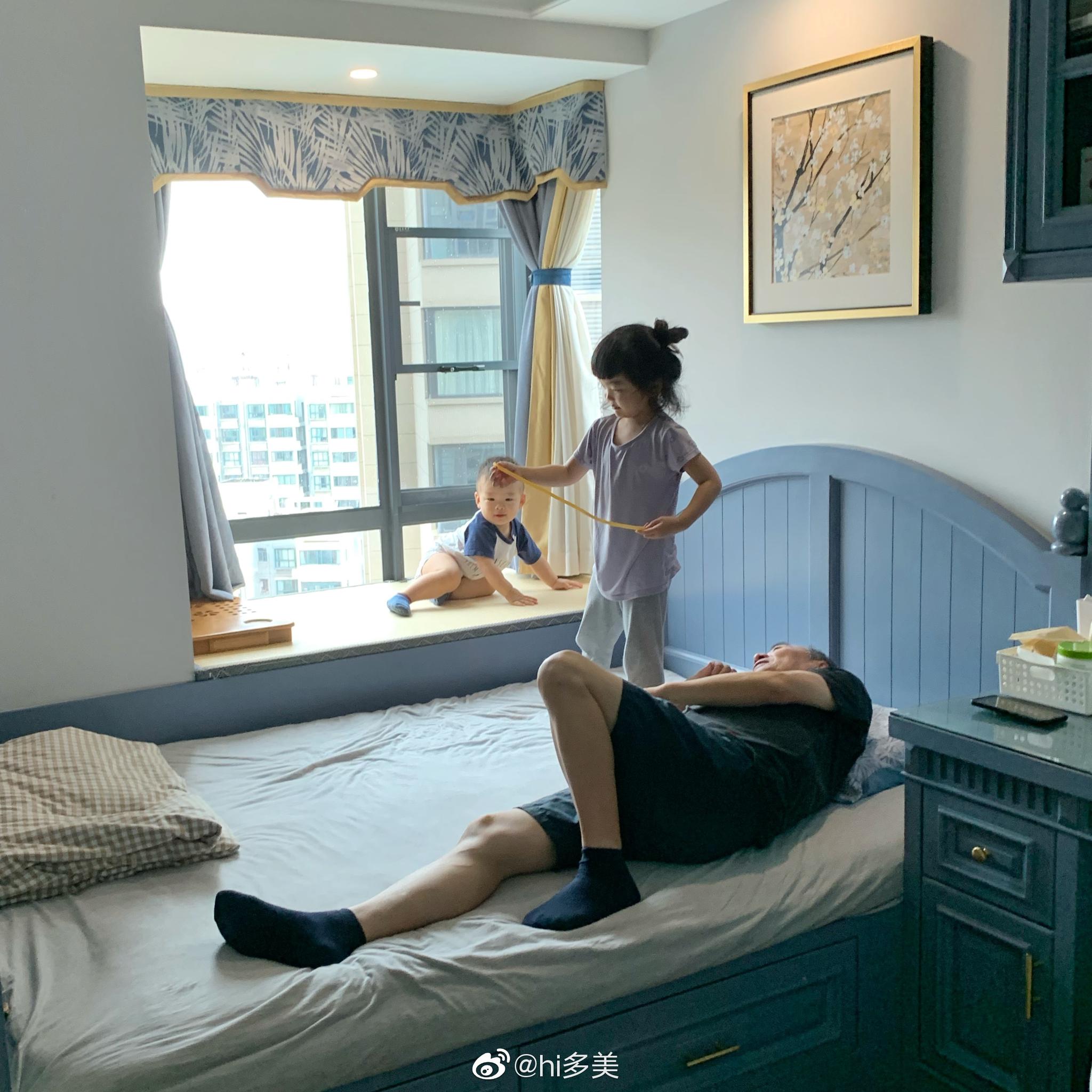 爷爷出院回来了,在家里休养,这两个人在探病