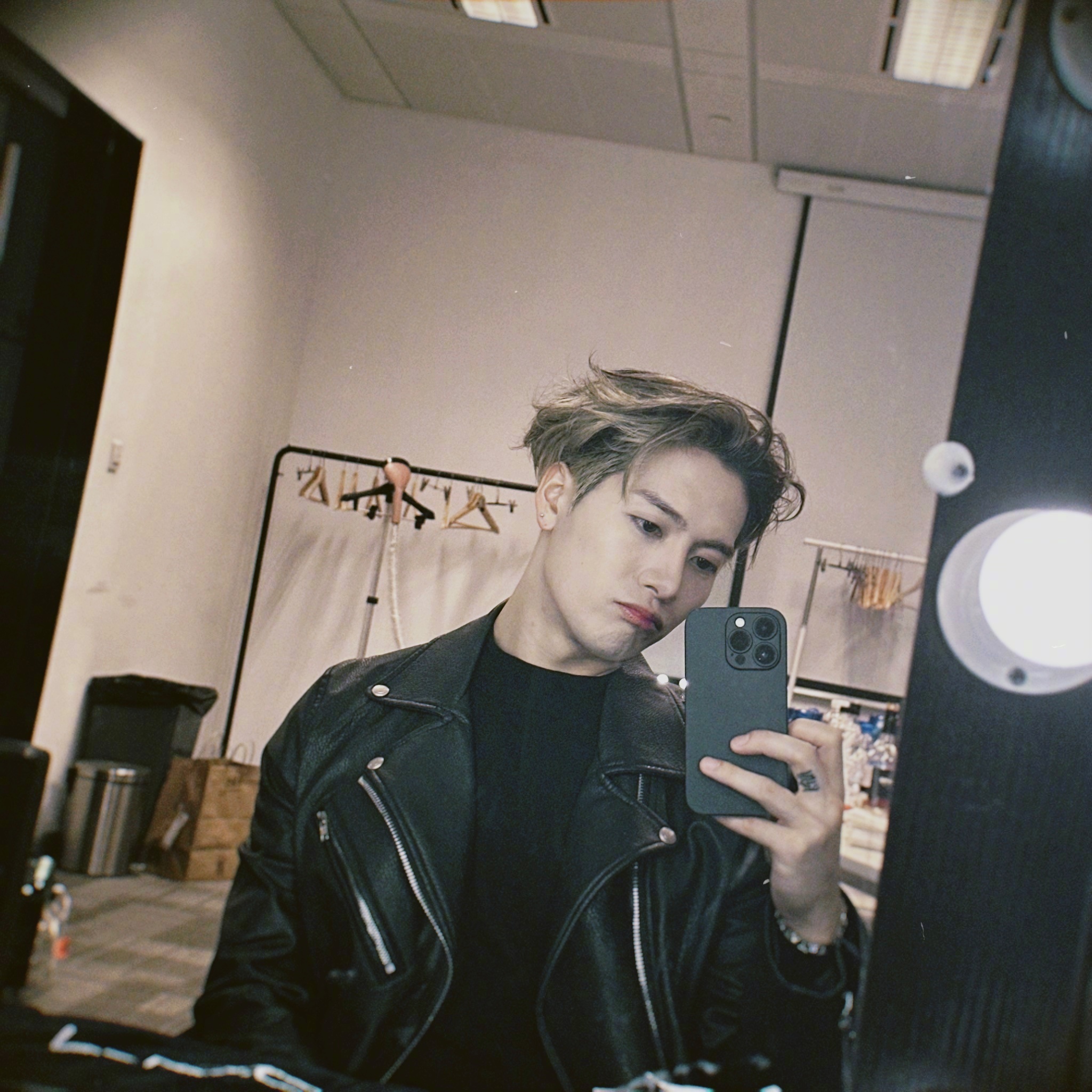 王嘉尔的对镜自拍,帅死!