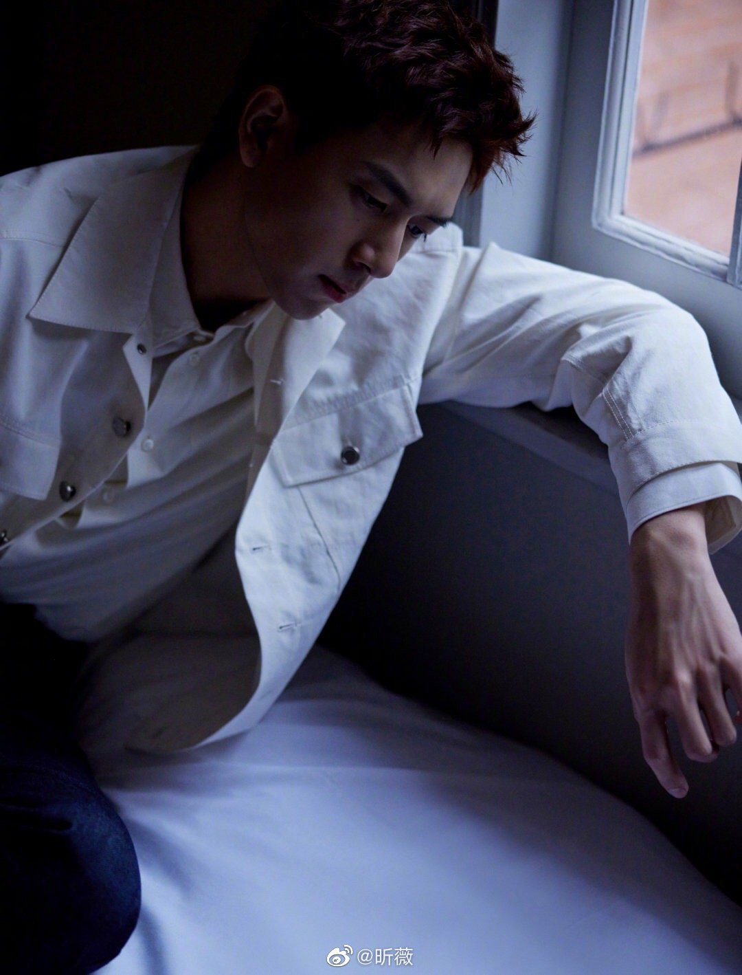 分享一组 活动look,白色牛仔外套搭配蓝色牛仔裤休闲有活力