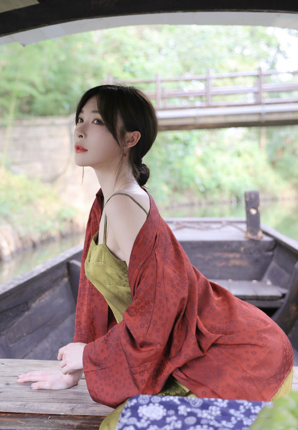 张语格夏末游湖写真