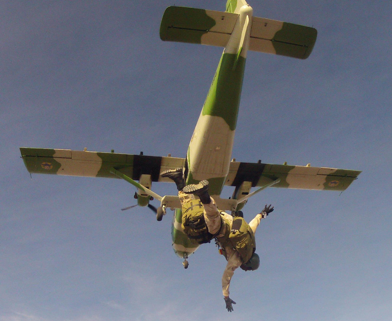 纳米比亚伞兵搭乘运-12进行跳伞训练_高清图集_新浪网