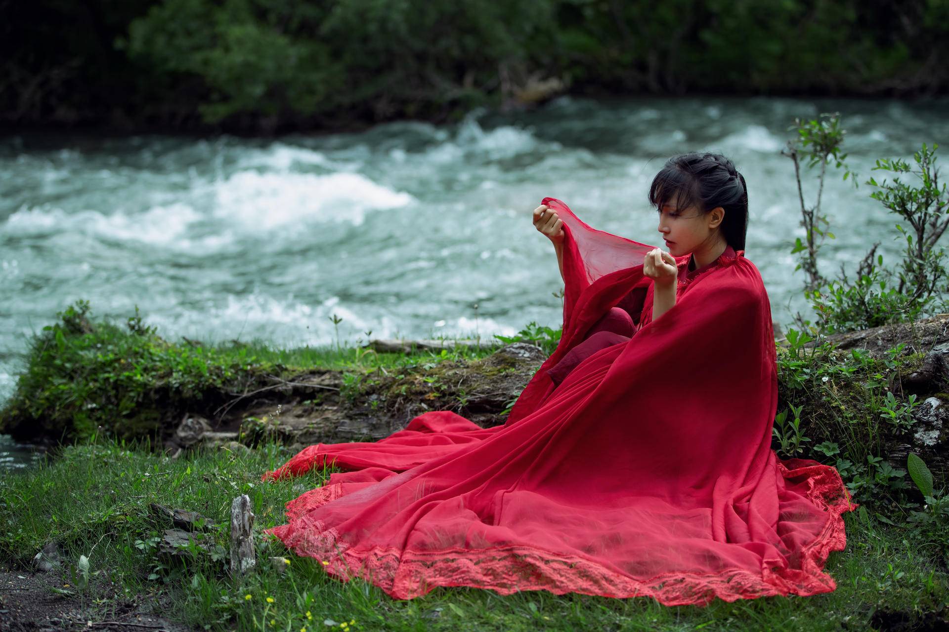 李子柒经常会拍摄一些古典美食制作作品,她的古风美食短作品,拍摄手法