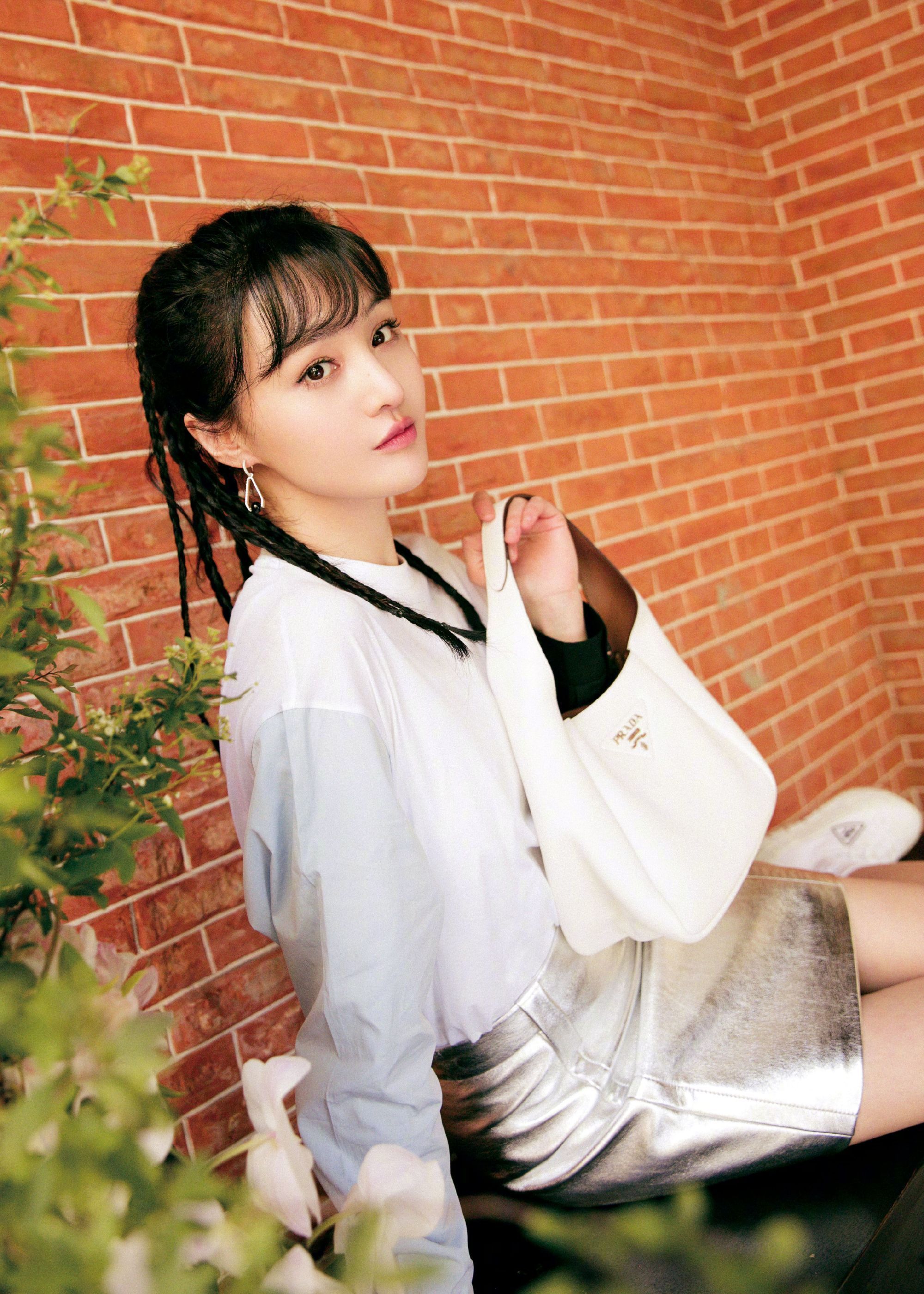 郑爽最新脏辫造型, 676767简约的白色卫衣搭配白色prada手袋