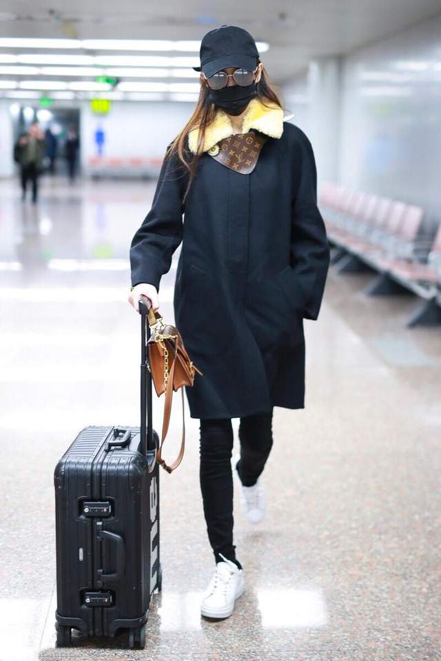 唐嫣秋冬穿搭真聪明,一身黑色打扮简约时尚,黄色毛领显高又显瘦