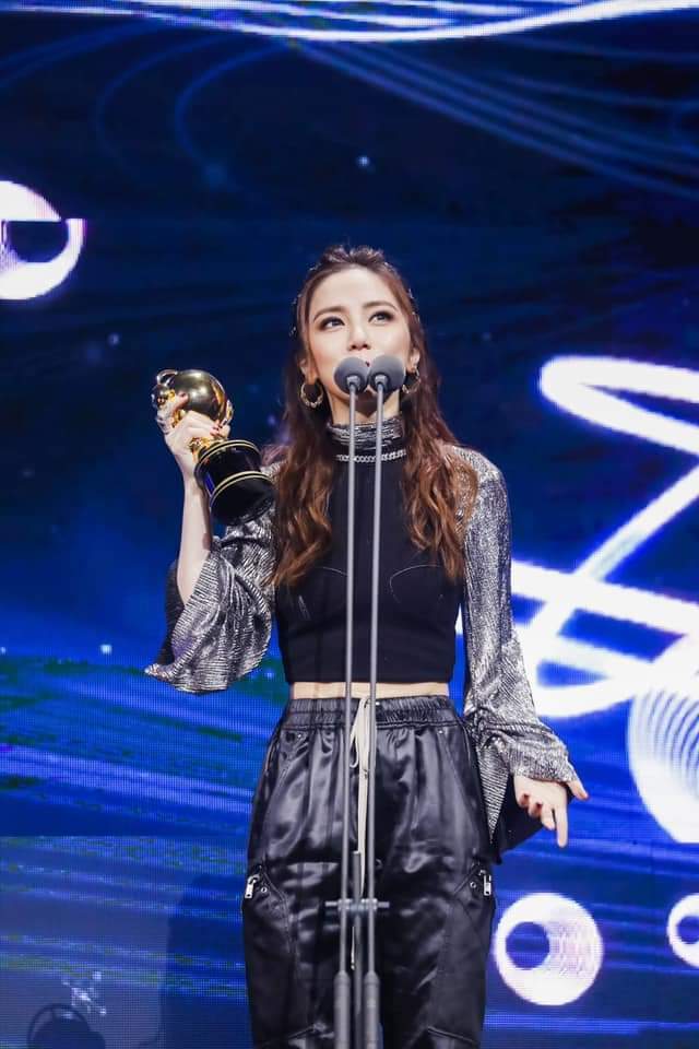 邓紫棋出道多年喜获三大音乐奖项|邓紫棋|唱片|颁奖典礼_新浪新闻