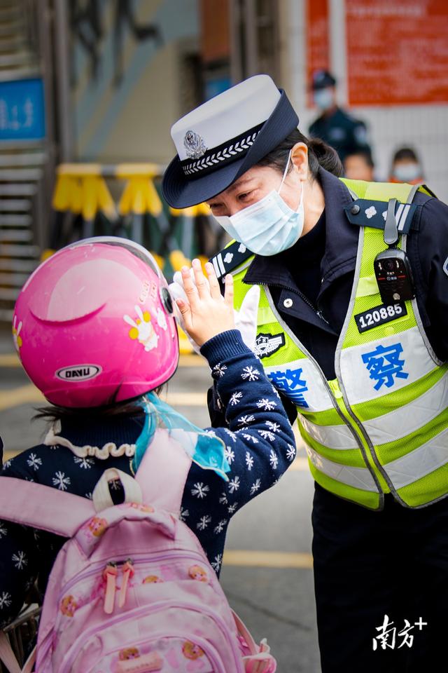 车水马龙 警 色 伊 人 记21年度 我心中的三八红旗手 刘瑛 刘瑛 群众 头盔 新浪新闻