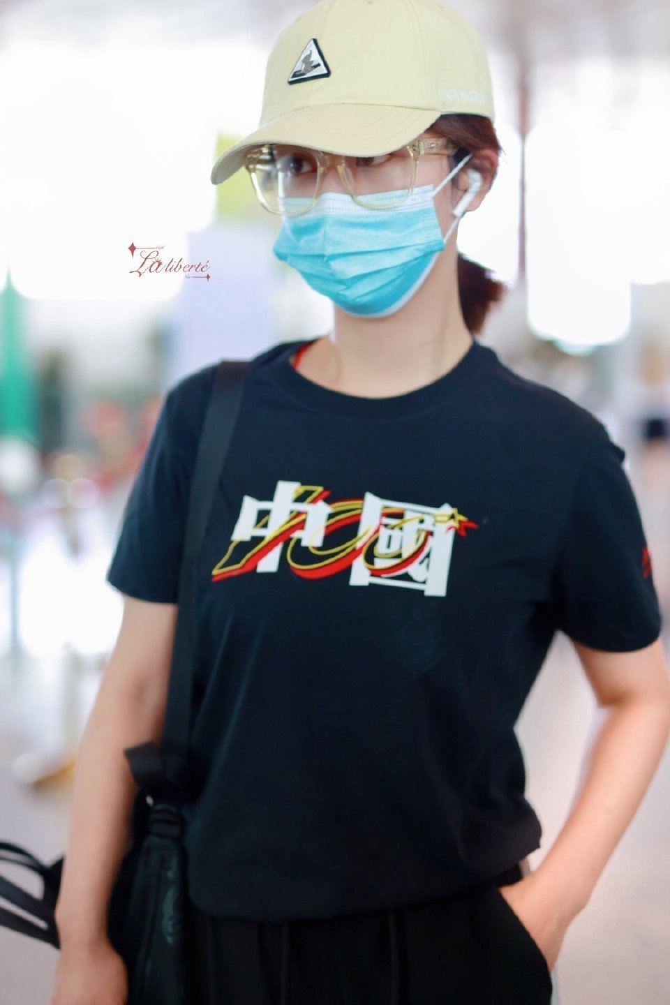 杨紫今日机场饭拍～ 一身look运动休闲,元气满满!