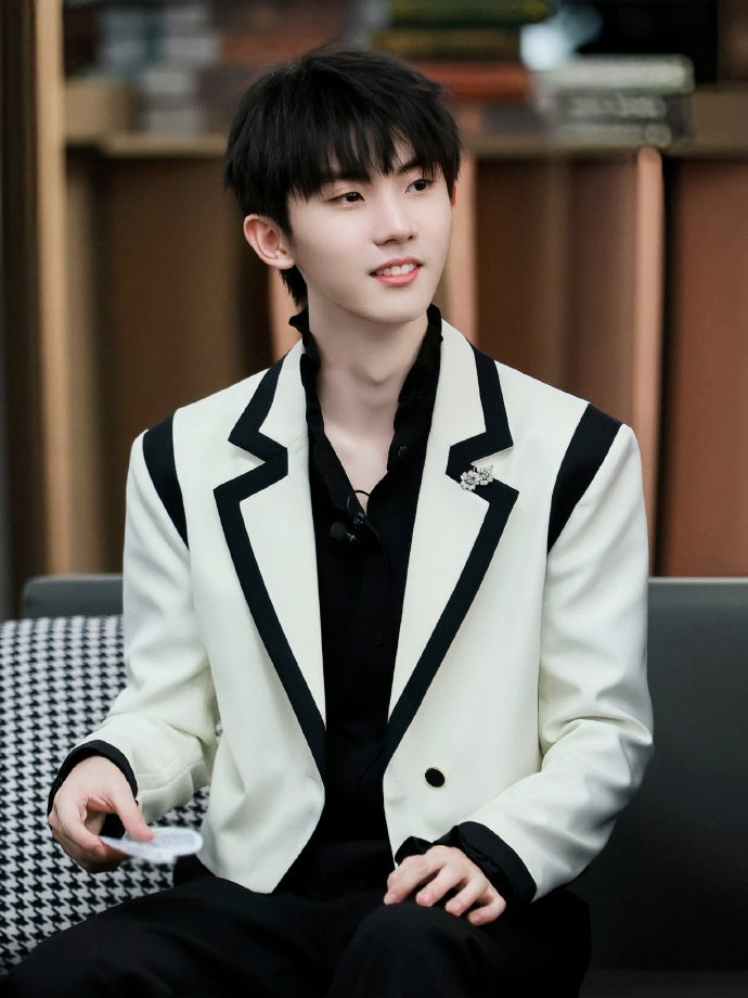 出外务回归幼崽本能的马嘉祺,干嘛呀,怎么还撒娇呢,可爱死我_高清图集