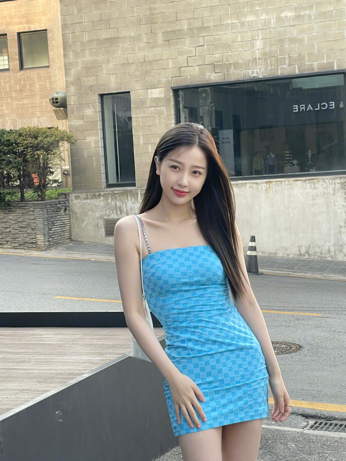 虞书欣韩国街边随拍蓝色紧身吊带裙的辣妹欣欣子好美