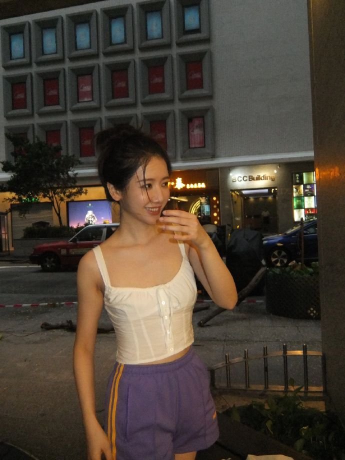 李墨之吊带私服夜色写真，温柔中透着浪漫气息|李墨之|私服|吊带