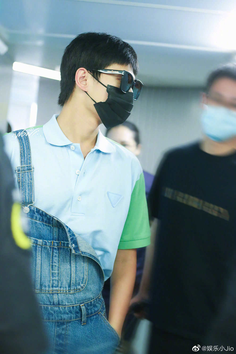 杨洋成都机场饭拍