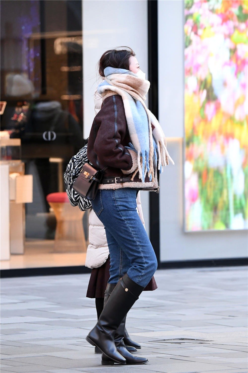 紧身牛仔裤搭配长靴,冬季的保暖风格,不少美女都很喜欢的|长靴|紧身