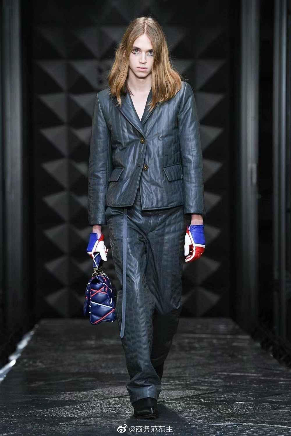 当中virgil在去世的前两天还在展示自己2022年春季lv男装系列的走秀