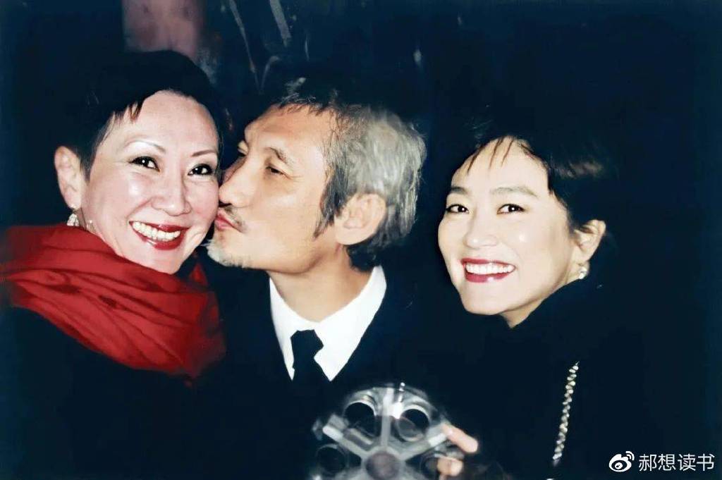 徐克和小30岁助理十指紧扣河边散步,陪伴36年的施南生独自精彩|施南生|徐克|乐乐_新浪新闻