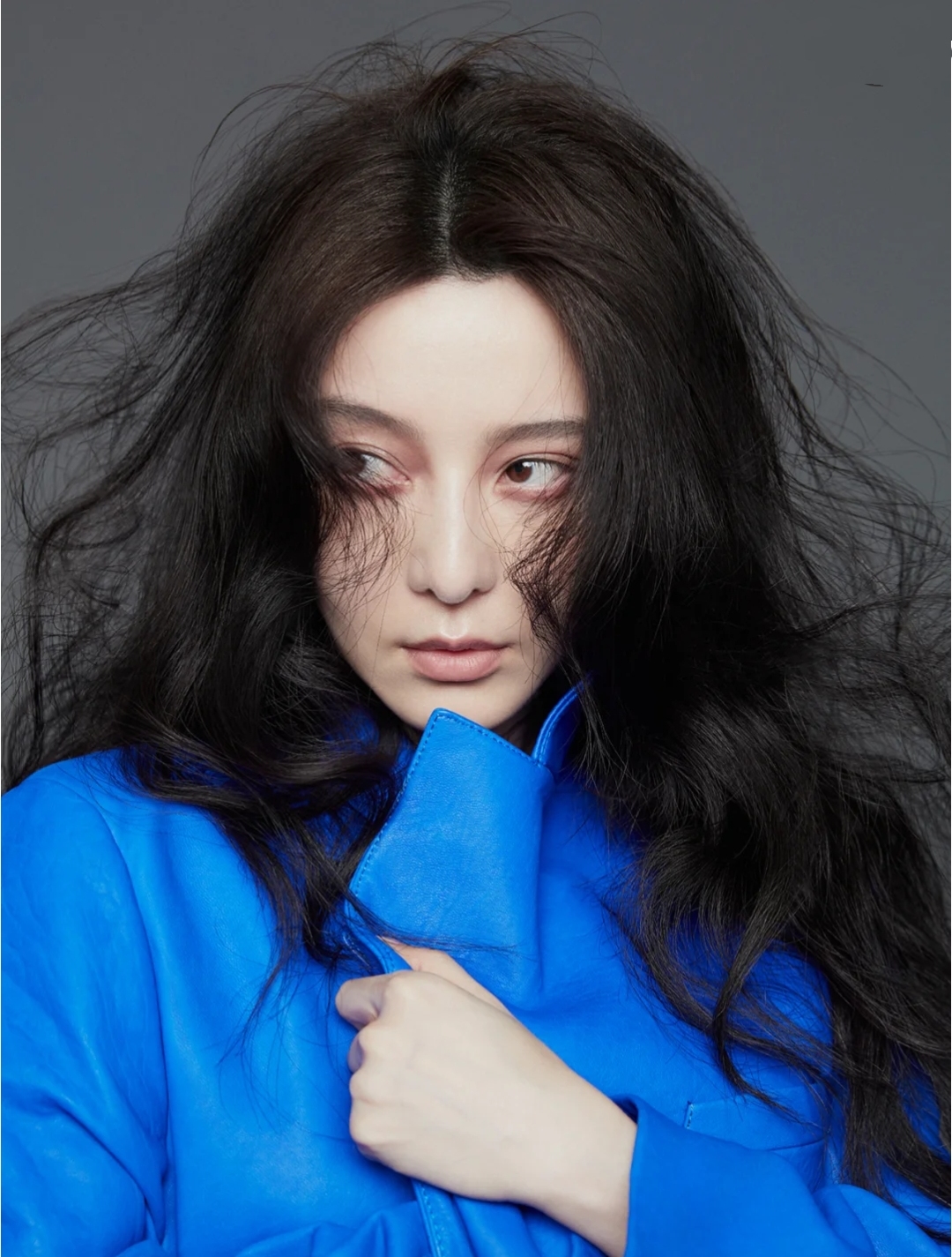 范冰冰晒最新写真,深色眼妆造型太夸张,粉丝却大赞好看有高级感