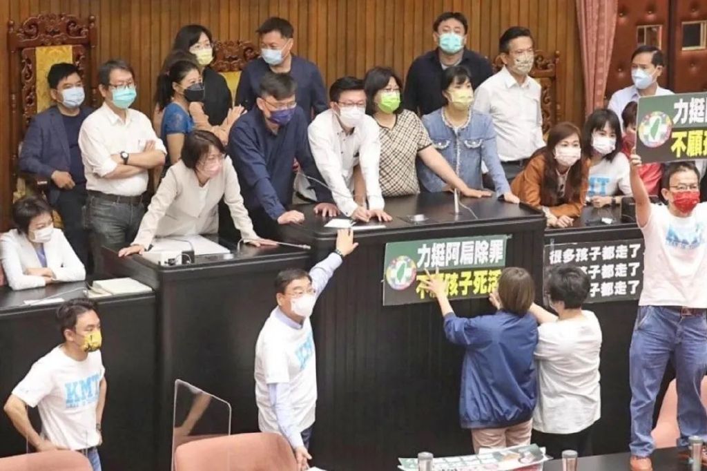 陈水扁刚被“除罪”就确诊新冠 台资深媒体人:“台湾民主”最黑暗的休闲区蓝鸢梦想 - Www.slyday.coM 陈水扁刚被“除罪”就确诊新冠 台资深媒体人:“台湾民主”最黑暗的休闲区蓝鸢梦想 - Www.slyday.coM