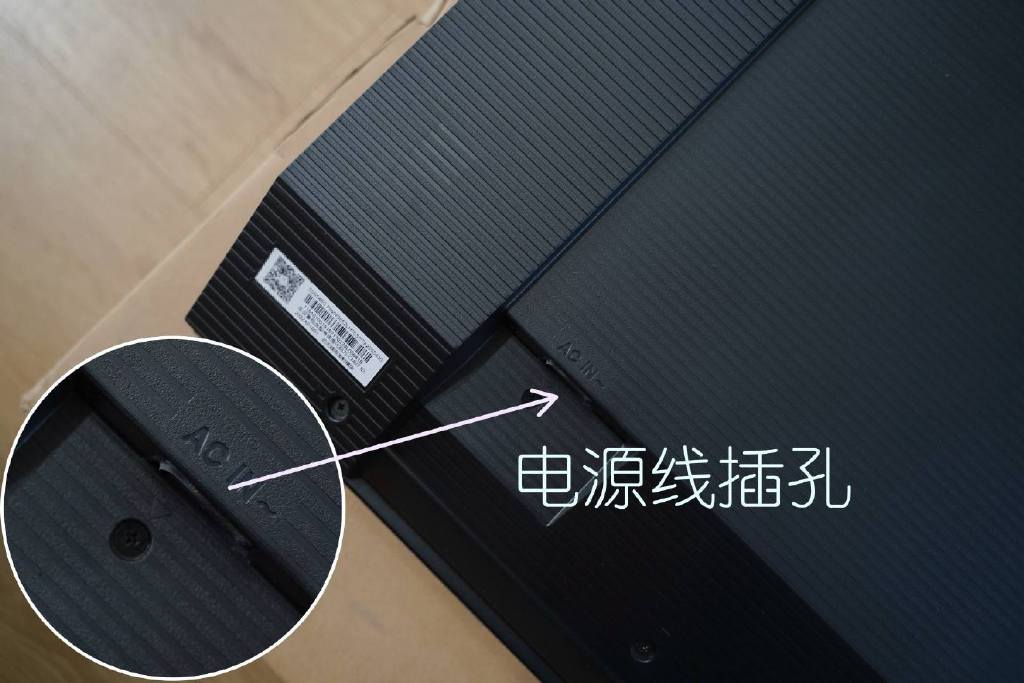 雷鸟-鹤6 pro随机配件也比较简单,遥控器,电视,固定螺丝,电源线,脚撑