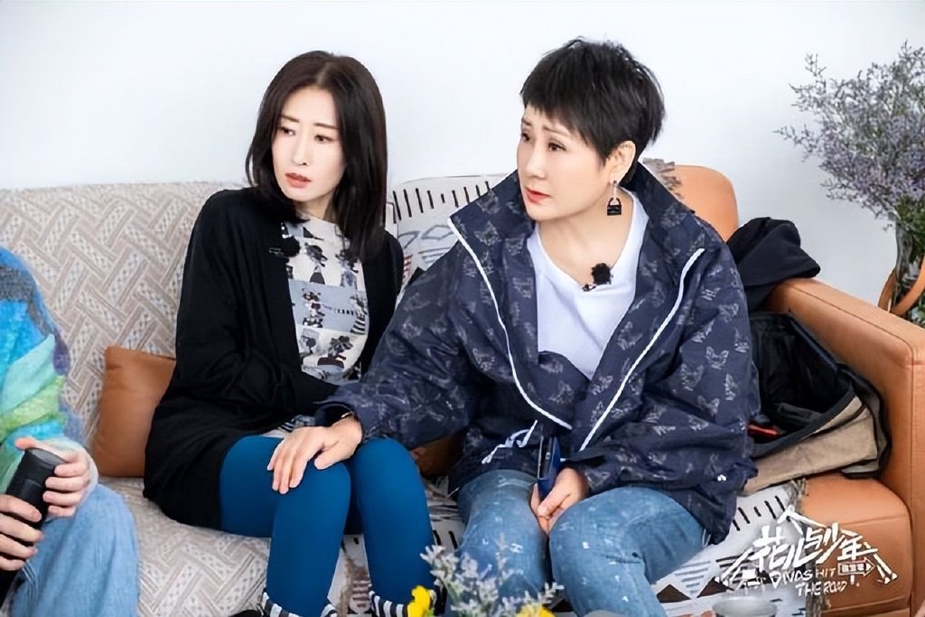 46岁刘敏涛被曝恋情,和男子在车上接吻,轻抚对方脸颊好会撒娇|刘敏涛|脸颊|撒娇_新浪新闻