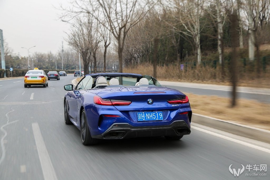 运动与优雅并存的旗舰轿跑试驾宝马840i双门敞篷版