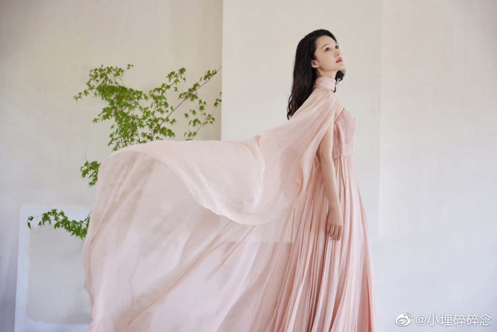李沁裸粉色轻纱披风长裙 李沁华表奖颁奖典礼造型来啦~……__财经头条