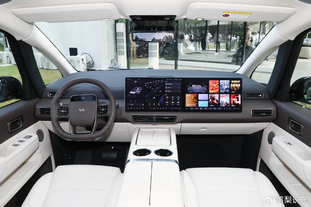 内饰方面,车内采用大面积的软质材料和皮质包裹覆盖,车内搭载真皮多