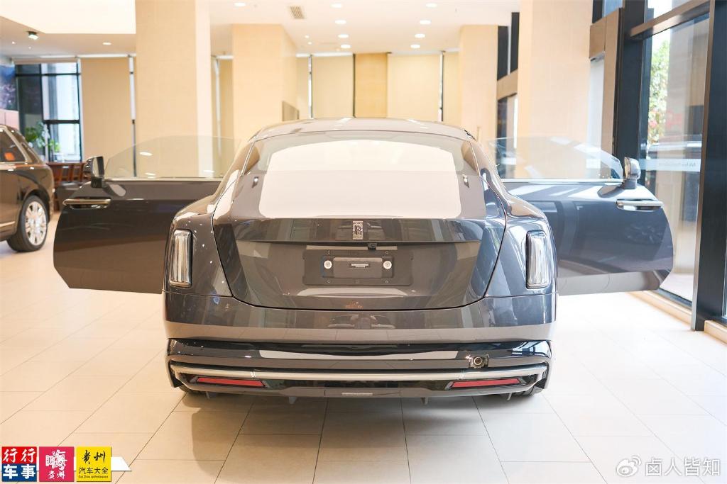 车身侧面,劳斯莱斯闪灵整体轮廓也是与魅影极其相似,优雅修长的游艇式