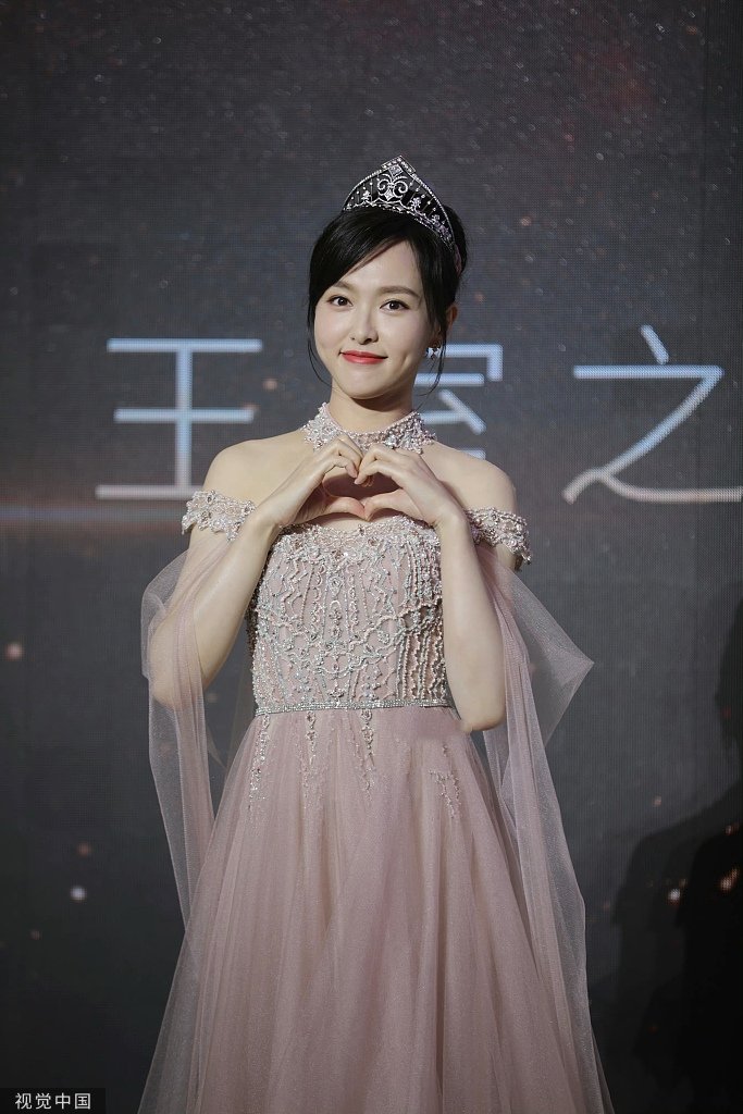 唐嫣一字肩纱裙头戴王冠变身公主超惊艳