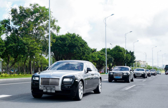 劳斯莱斯车队巡游全城,誉峰首付5万 轰动全城!