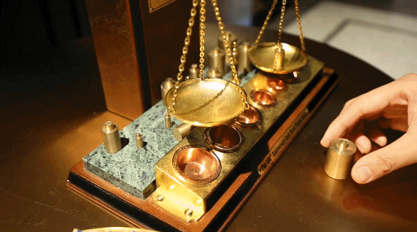 入口的开启机关被设计在实验器材和天平装置中,只有当左边的砝码重于