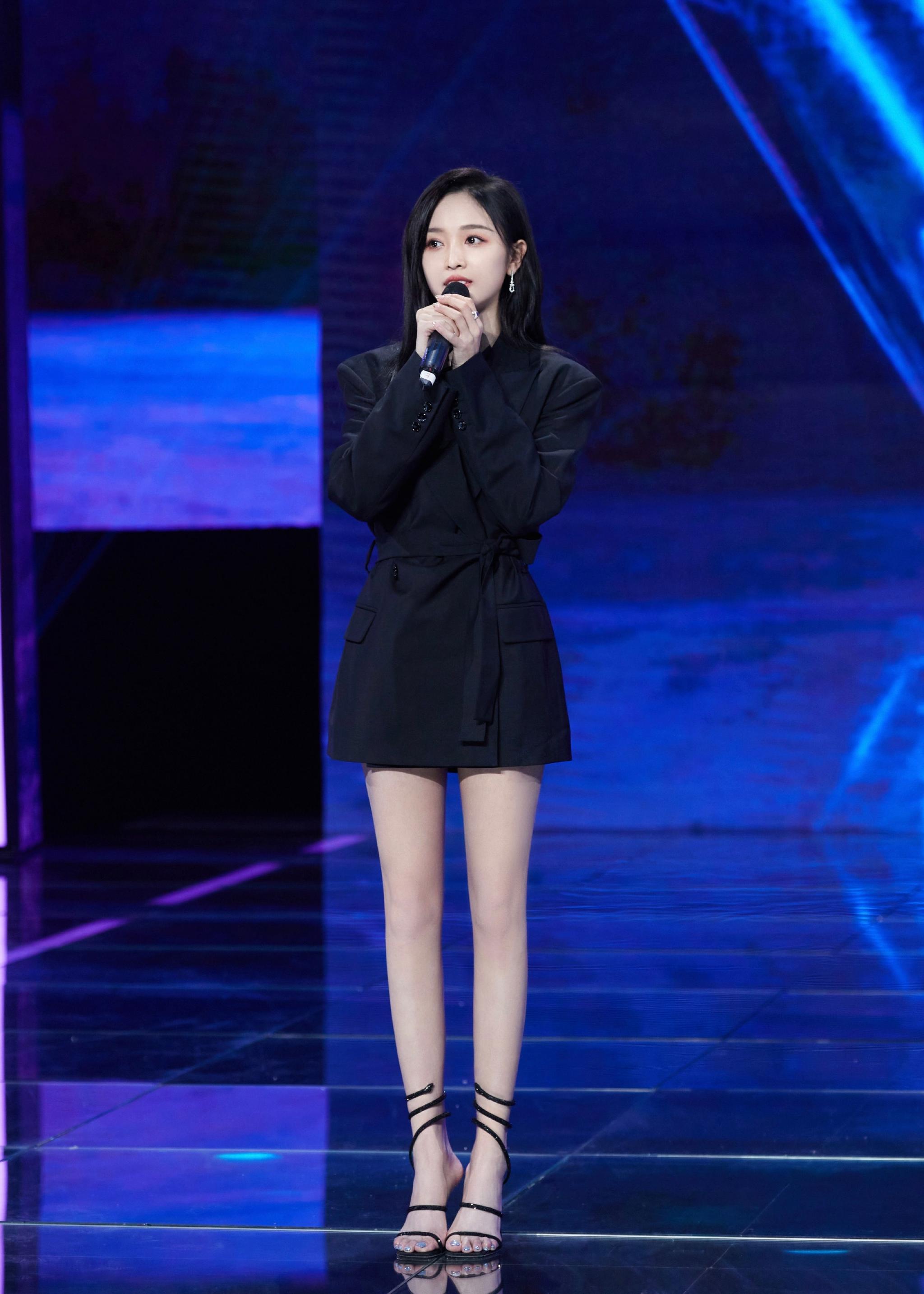 吴宣仪修长光润的美腿笔直匀称诱人