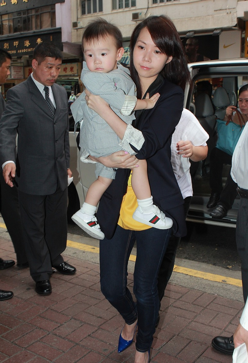 刘銮雄9岁小儿子罕见露脸,身材越发壮实,比俩哥哥更受父亲宠爱|刘仲学