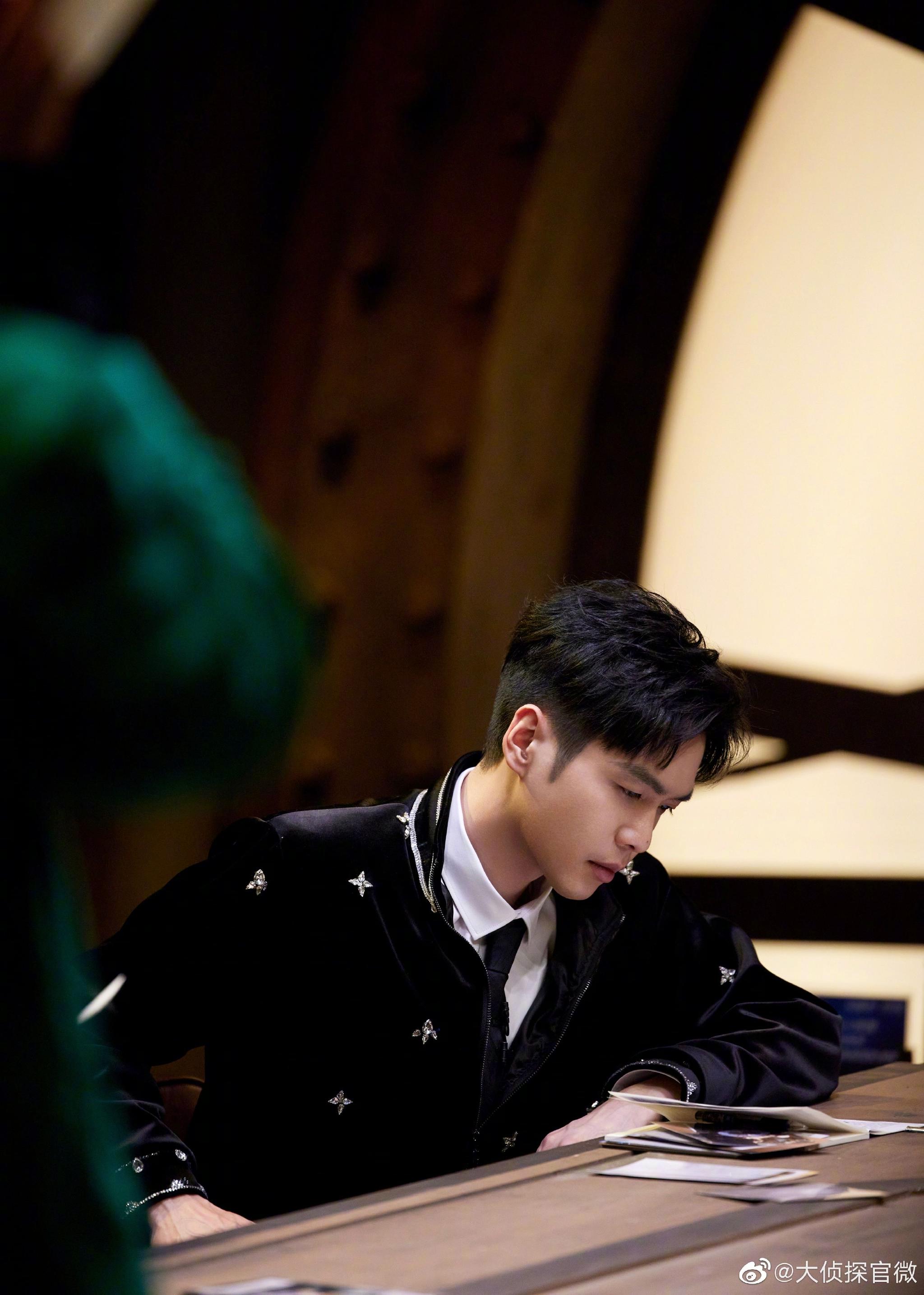 张若昀最新一期大侦探高清剧照,这个造型好帅啊!